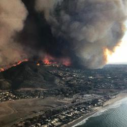 Woolsey-Fire-descends-upon-Glowed-Coast